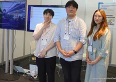 Gwanghyeong Lee en Byoungjun Kim vaq  Korea Technology Institute samen met hun vertaler, Juyeon Kim. Laten de Crop characteristics investigation technology zien, die gebruik maakt van foto analyse.